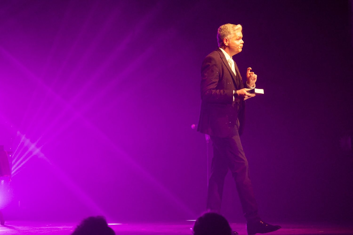 Nikola sur scène lors d’une présentation