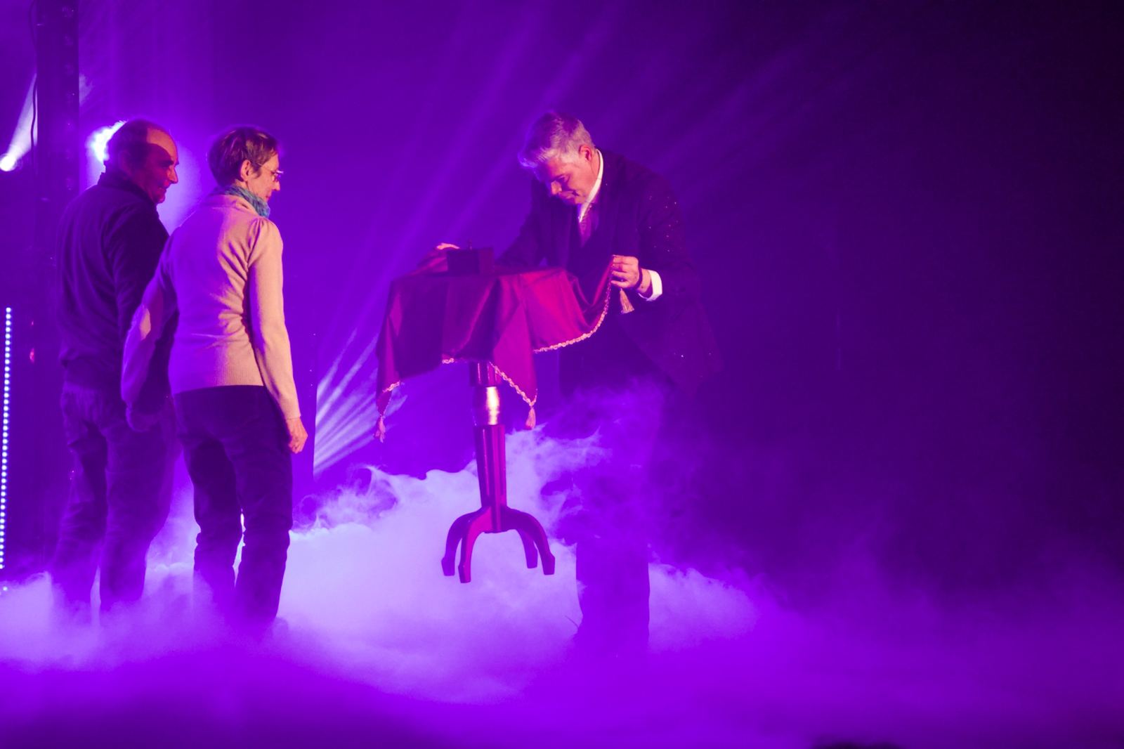 Un moment de spectacle dans une ambiance lumineuse colorée
