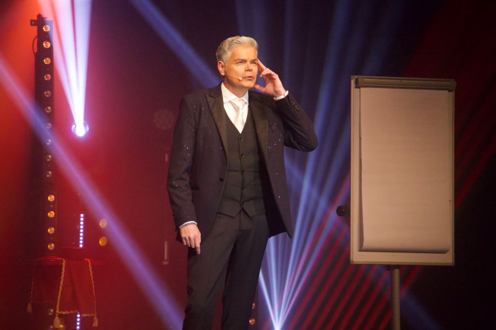 Nikola présente une expérience devant les spectateurs